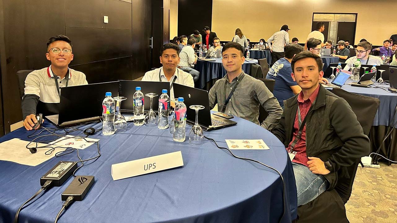 Estudiantes de computación durante el evento de premiación