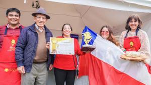 Saúl Romero, quesero peruano; P. Javier Herrán, director de la Comunidad Salesiana de Cayambe; Yasna y Ruth Molina, representantes de Caprinos Villaseca; Luisa Villegas, directora del Instituto del Queso de País Vasco en la entrega del primer lugar de la Copa América del Queso 2024