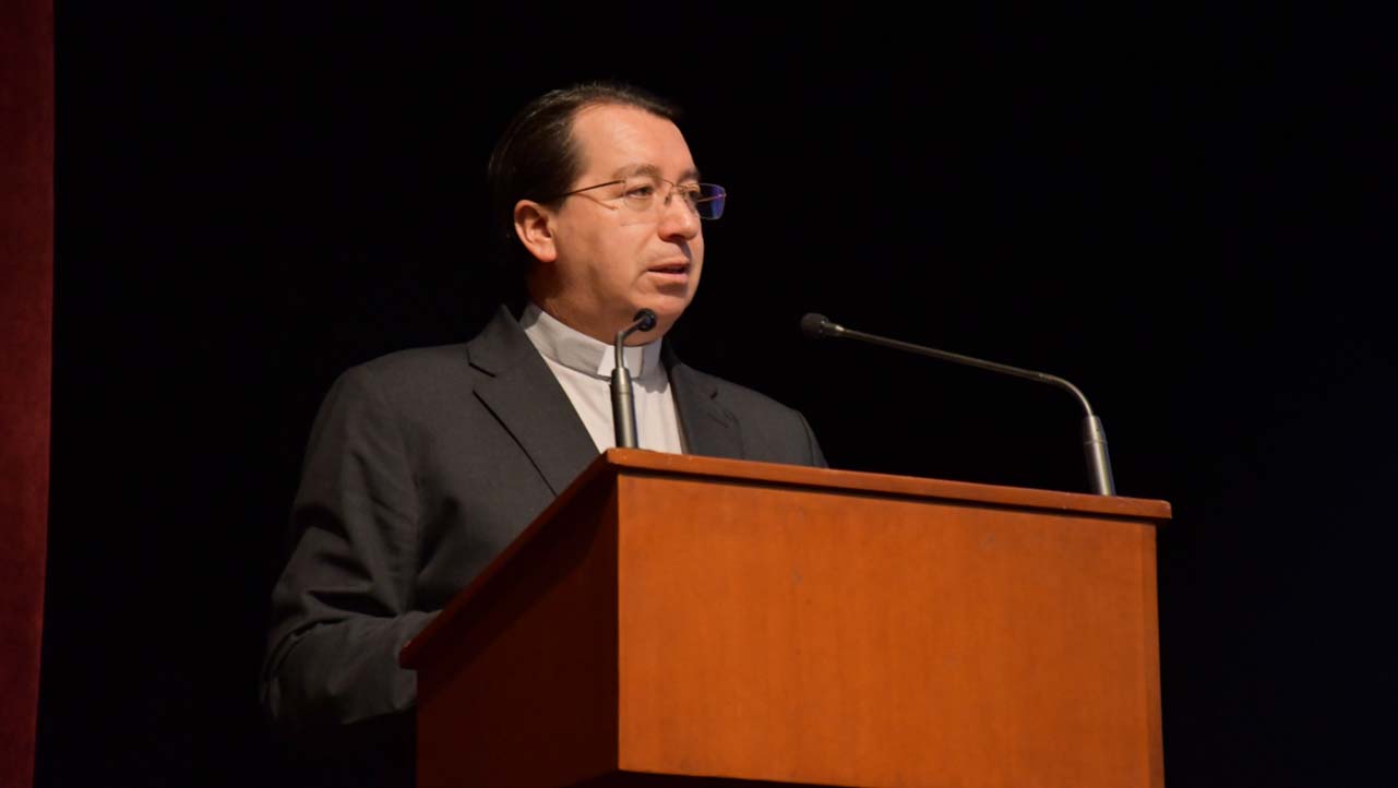 P. Juan Cárdenas durante su discurso de bienvenida al II Simposio de Teología 