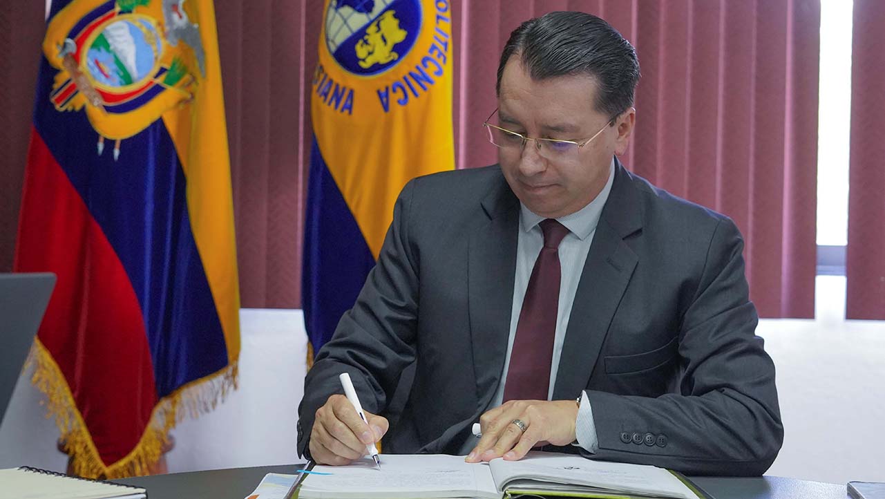 P. Juan Cárdenas firma el acta de posesión