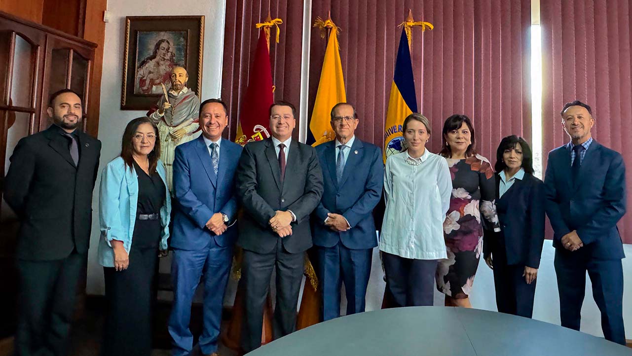 Miembros del Consejo Superior reunidos para el acto de posesión del Vicerrector de la sede Cuenca