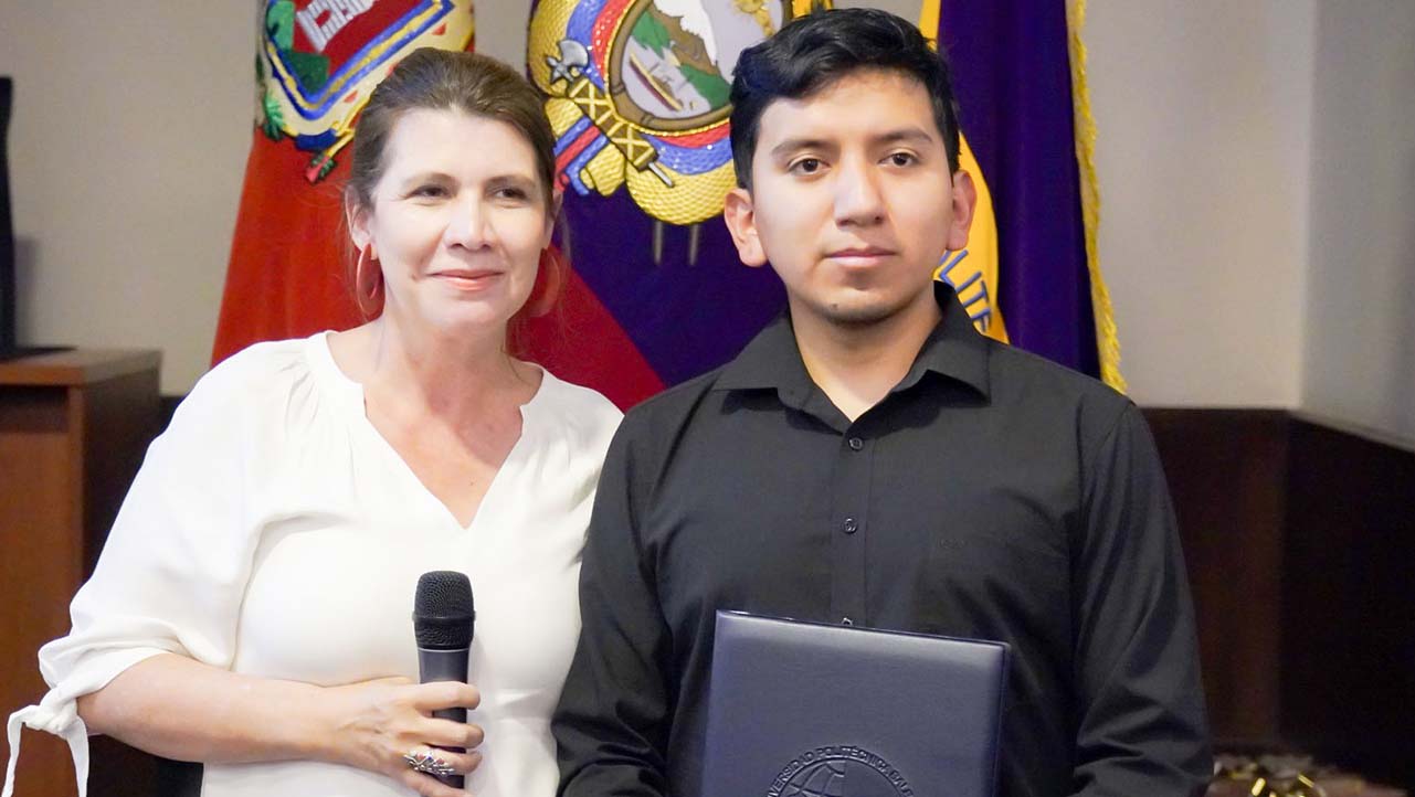 Juan Amón recibiendo un reconocimiento de manos de María Sol Villagómez por obtener el 2do lugar global en el DBGYFF 2024