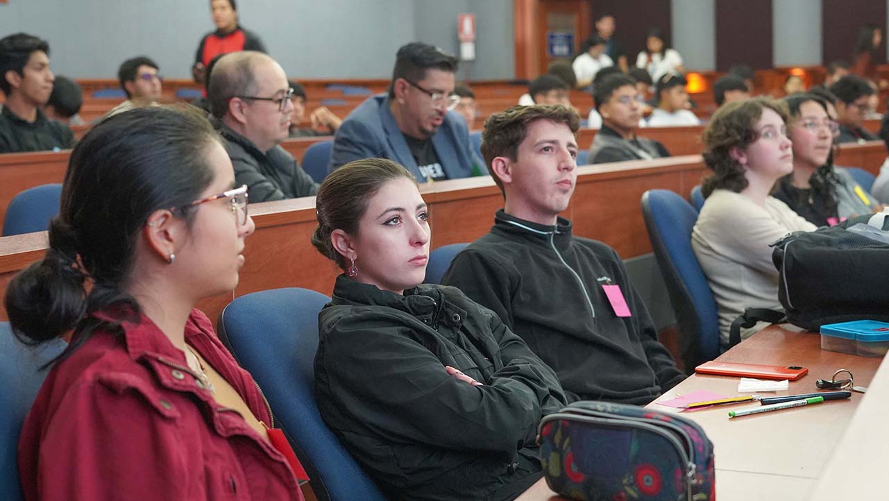 Estudiantes y docentes asisten a la proyección de cortometrajes en el Auditorio Luna Tobar de la UPS en Cuenca