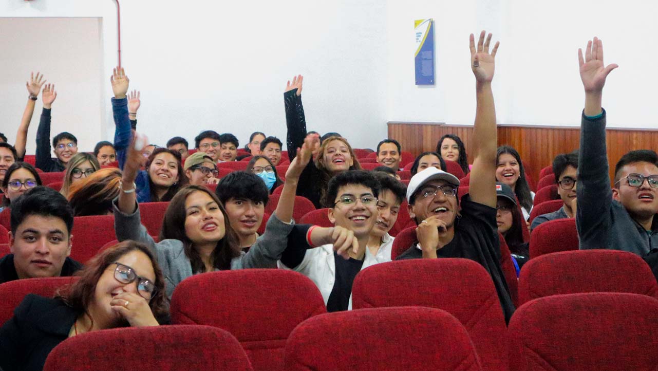 Asistentes durante el evento participando activamente del concurso y premiación