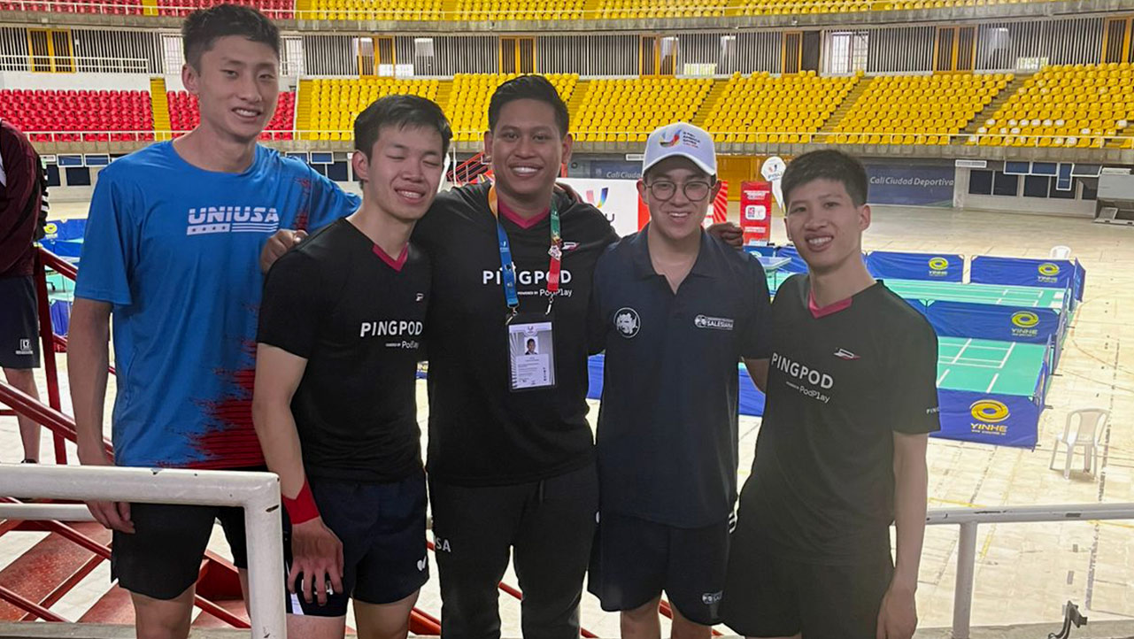 Larriva posando con el equipo de los Estados Unidos