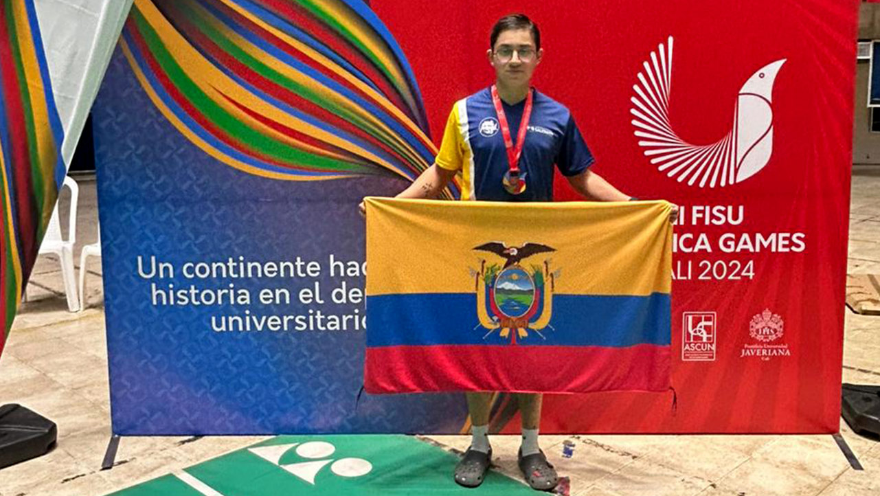 David Larriva con la Bandera Ecuatoriana luego de haber obtenido la medalla de bronce.