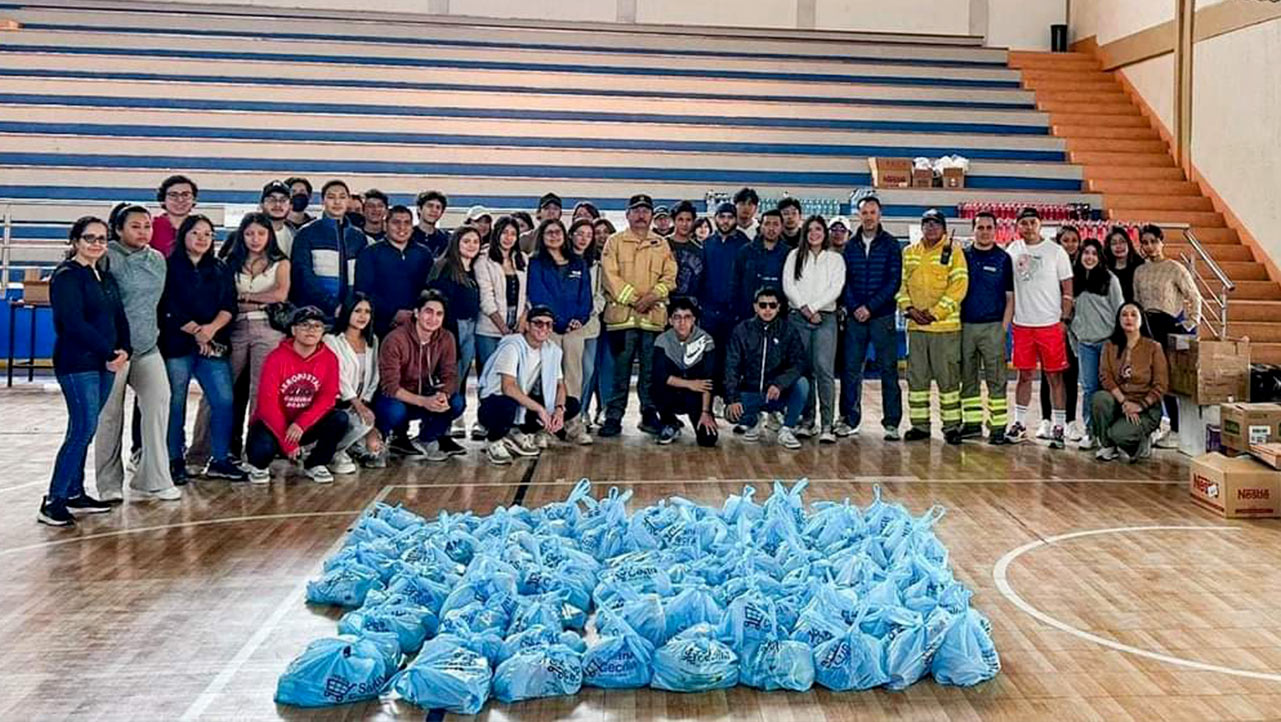 Nuestra Comunidad Universitaria elaborando los kits que sirvieron para brindar una ayuda solidaria.