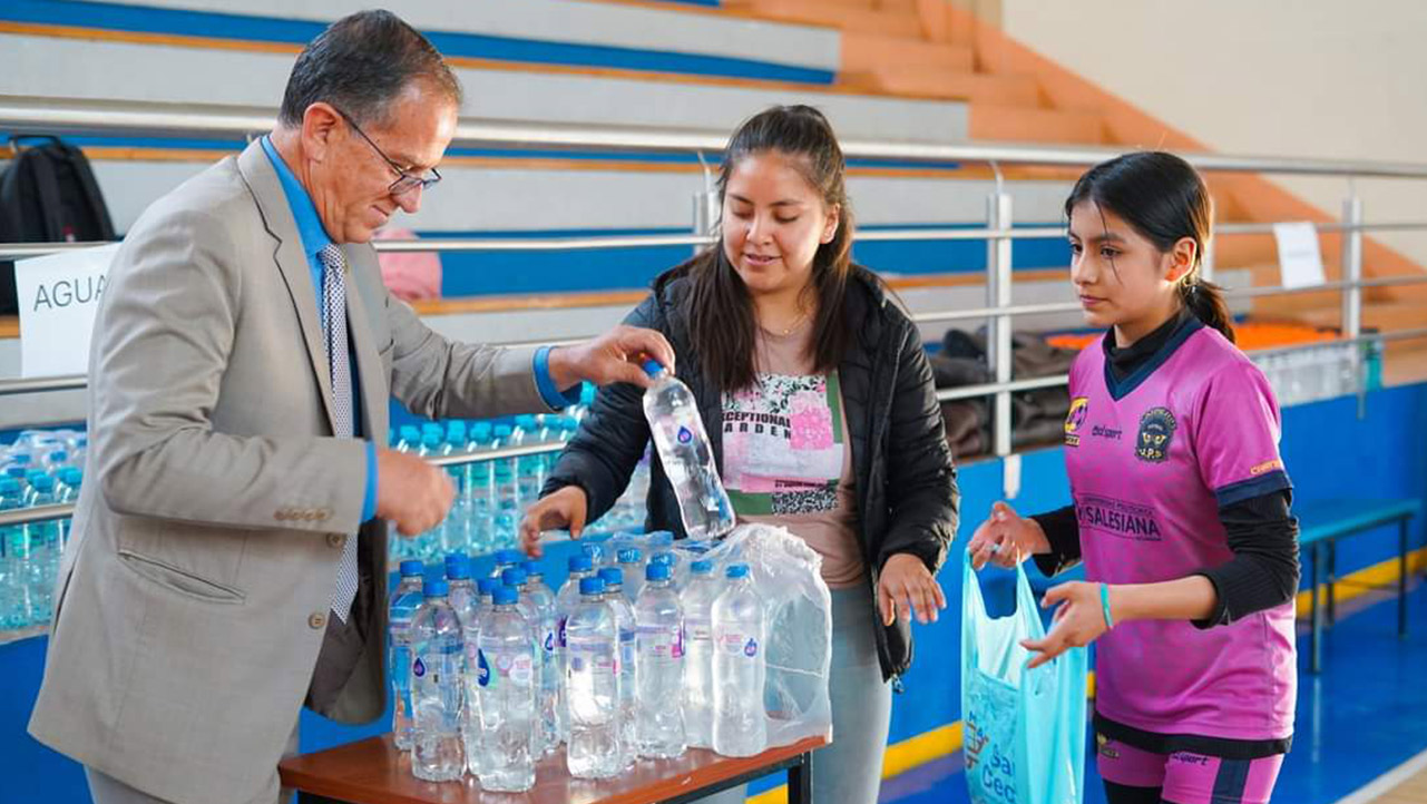 Vicerrector de la sede Cuenca Fernando Moscoso con estudiantes armando los kits.