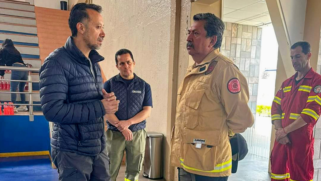 Vicerrector General, Fernando Pesántez entregando los kits a Comandante del Cuerpo de Bomberos de Cuenca, Capitán Sixto Heras.