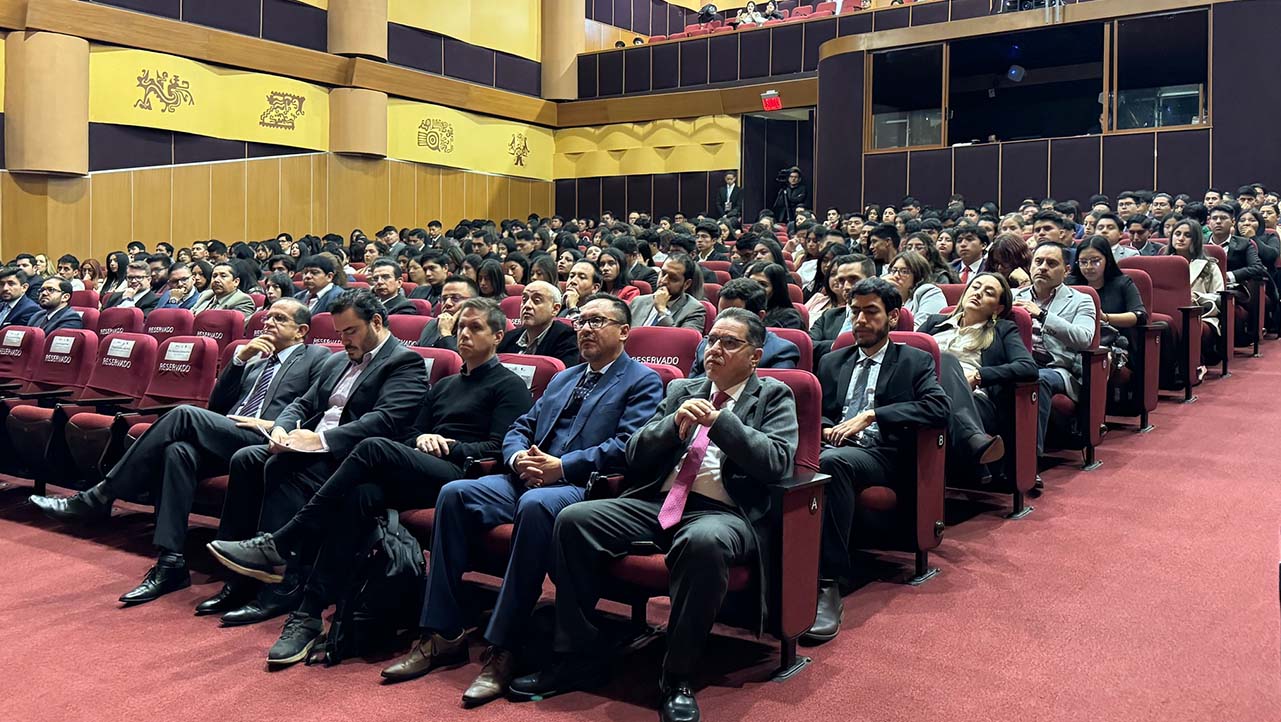 Autoridades, colaboradores de la UPS junto a Presidente, Vicepresidenta, jueces y juezas de la Corte Constitucional del Ecuador