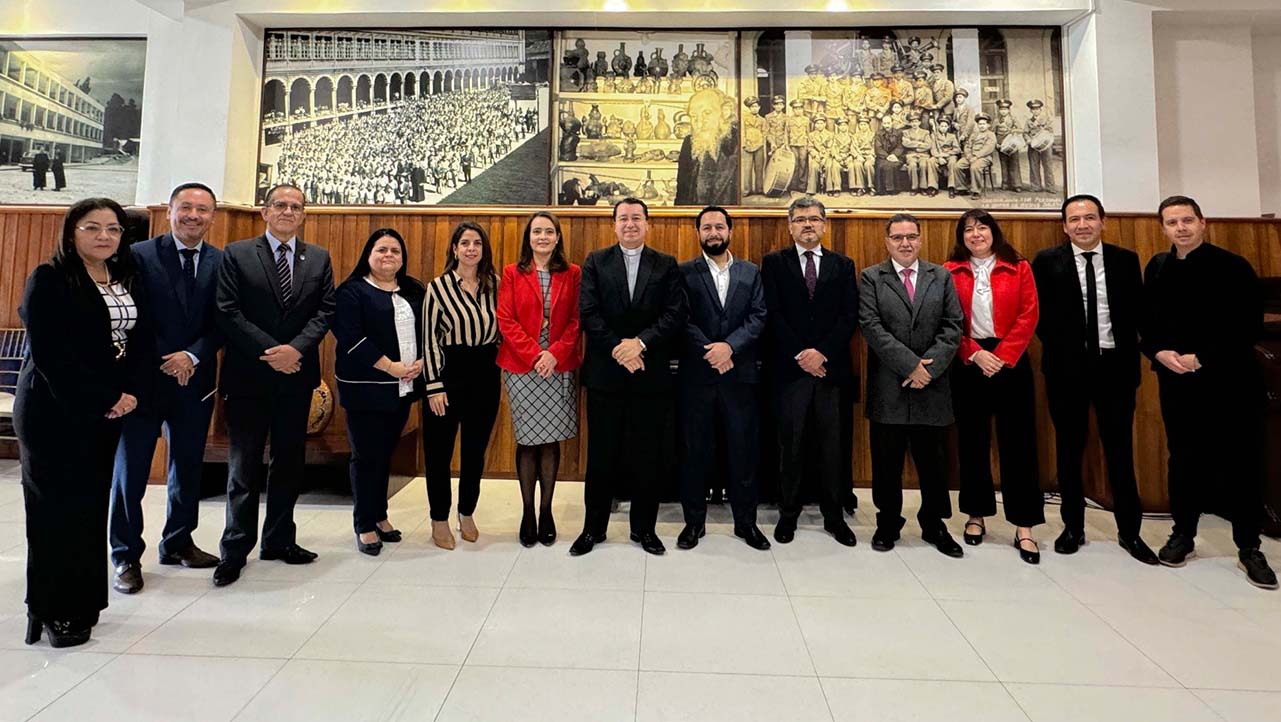 Presidente, juezas y jueces de la Corte Constitucional del Ecuador junto al rector de la UPS P. Juan Cárdenas