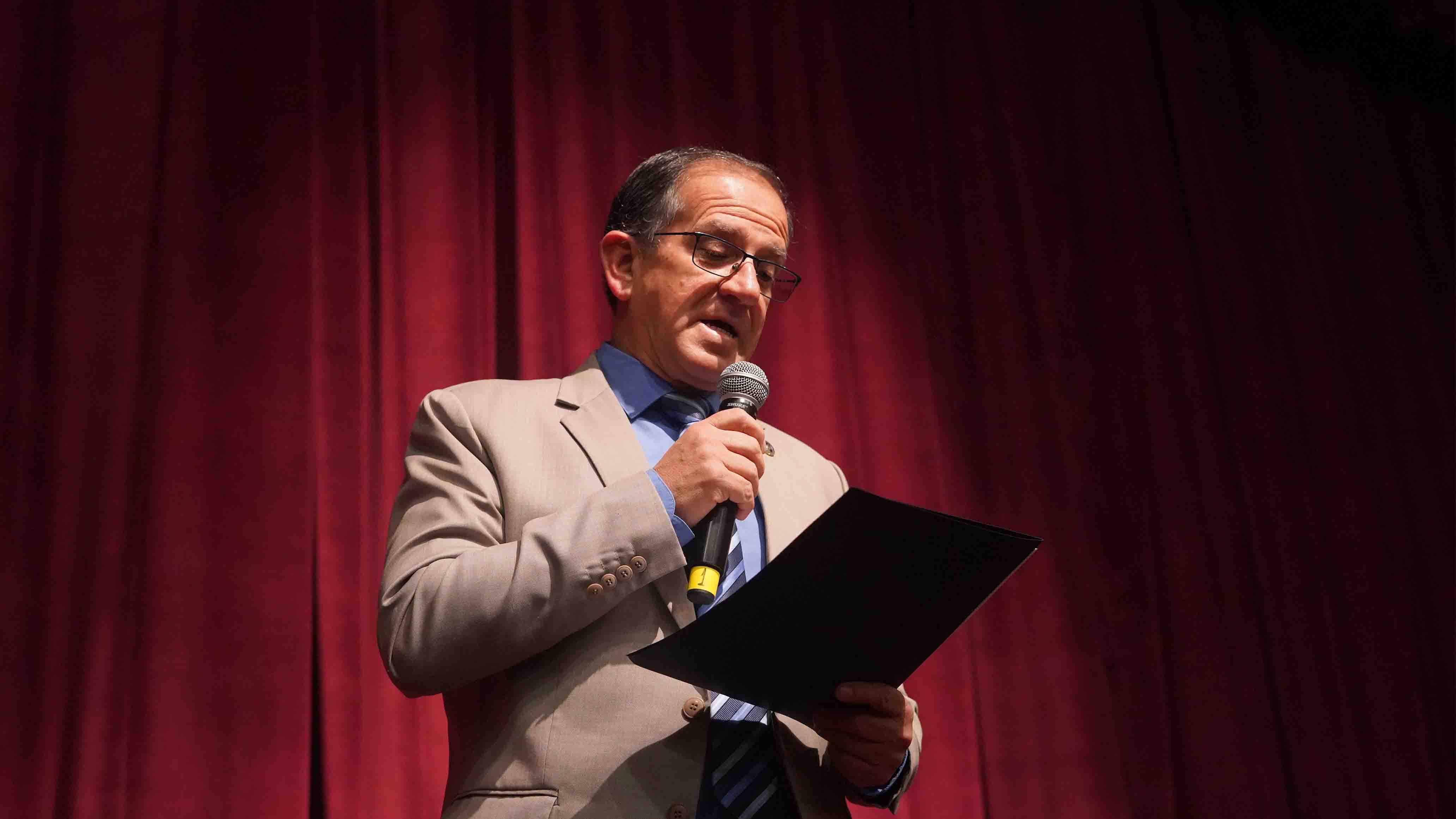 Dr. Fernando Moscoso - Vicerrector sede Cuenca durante su discurso de bienvenida a las instituciones participantes