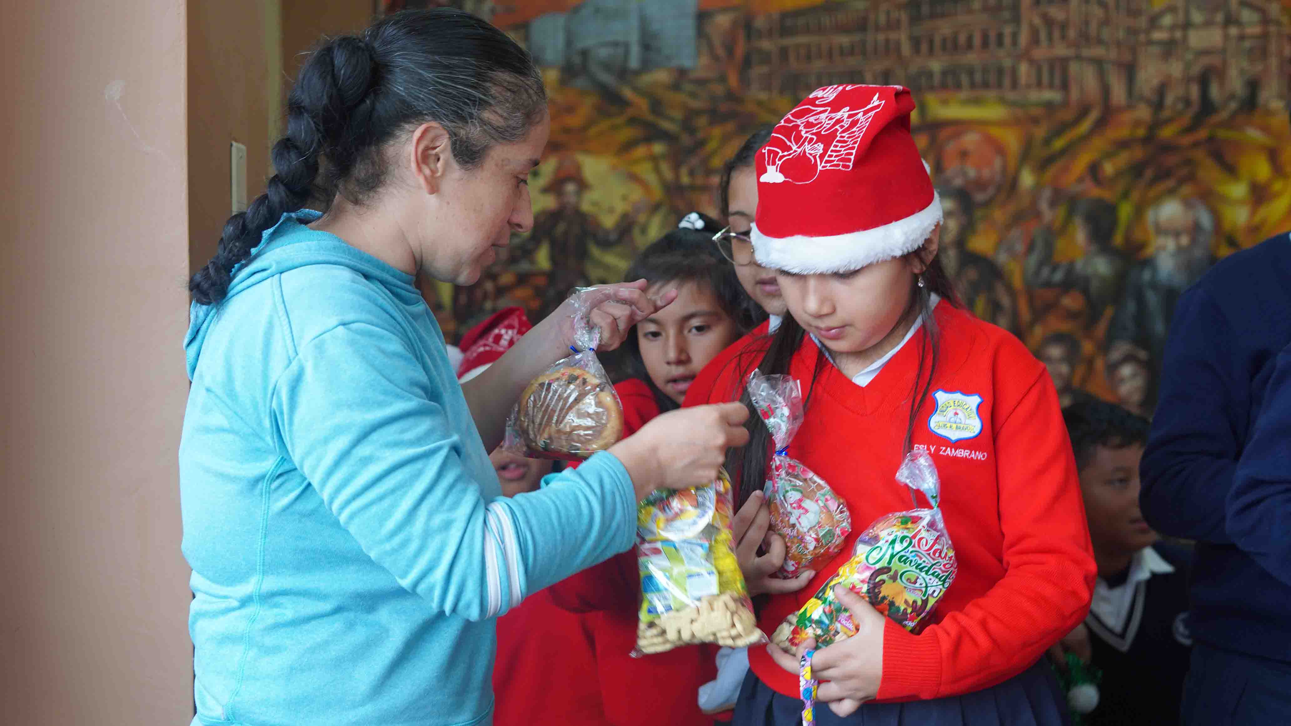 Entrega de presentes a niños, niñas de instituciones invitadas