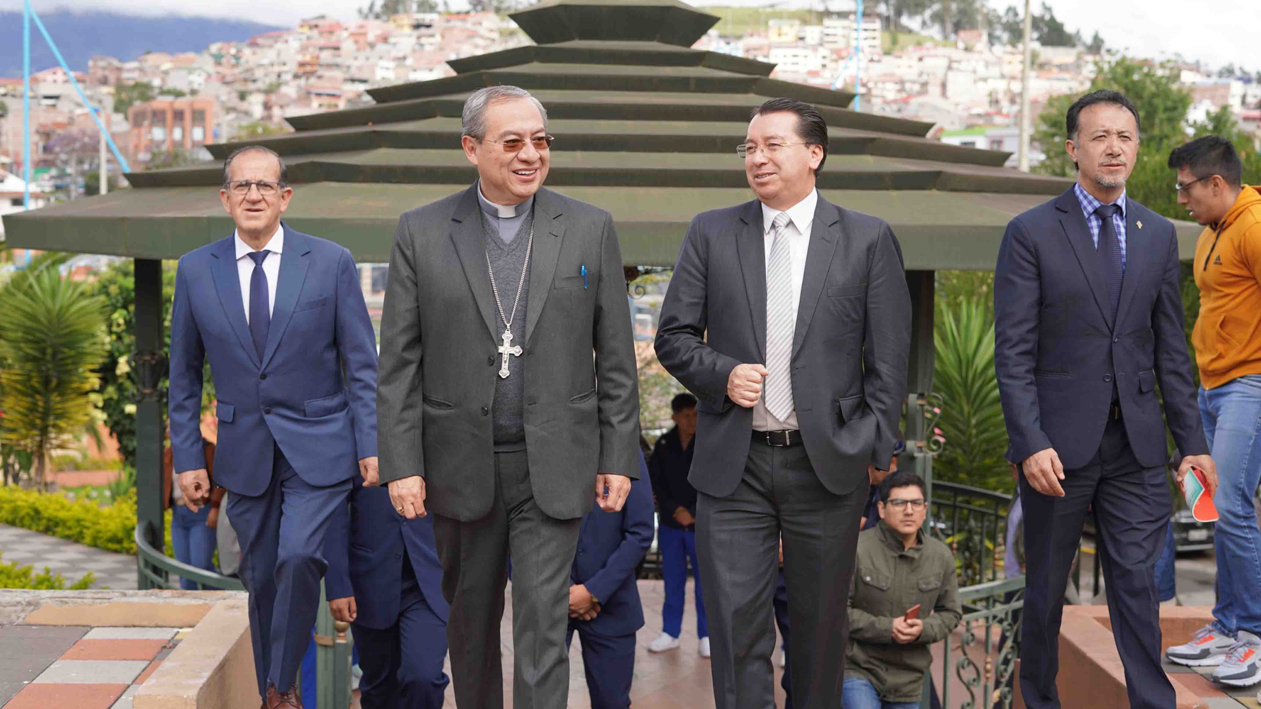 Monseñor Marcos Pérez, Padre Juan Cárdenas y Vicerrectores de la UPS previo a la designación formal del niño