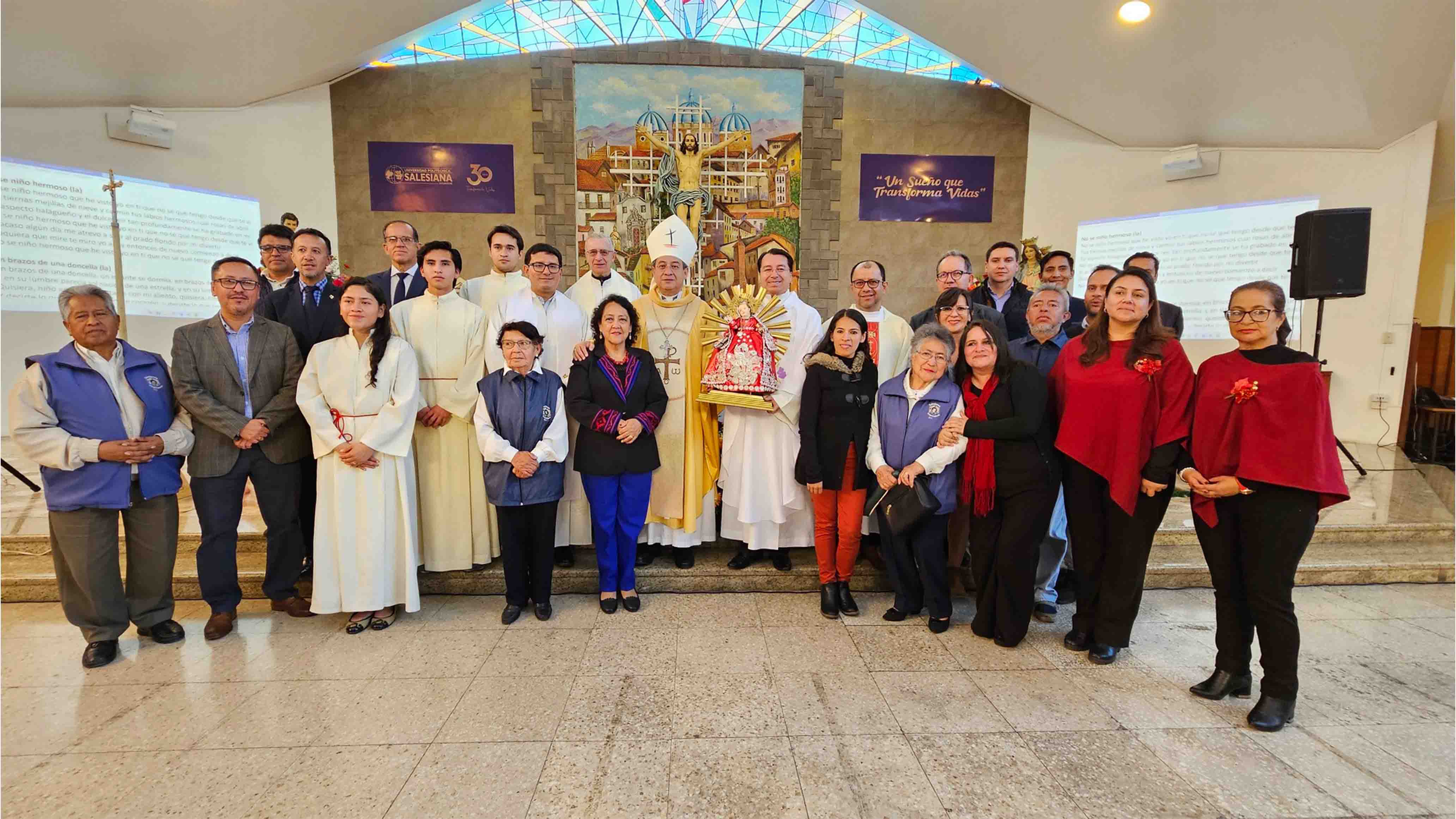 Colaboradores de la familia salesiana en el templo universitario luego de la eucarístia