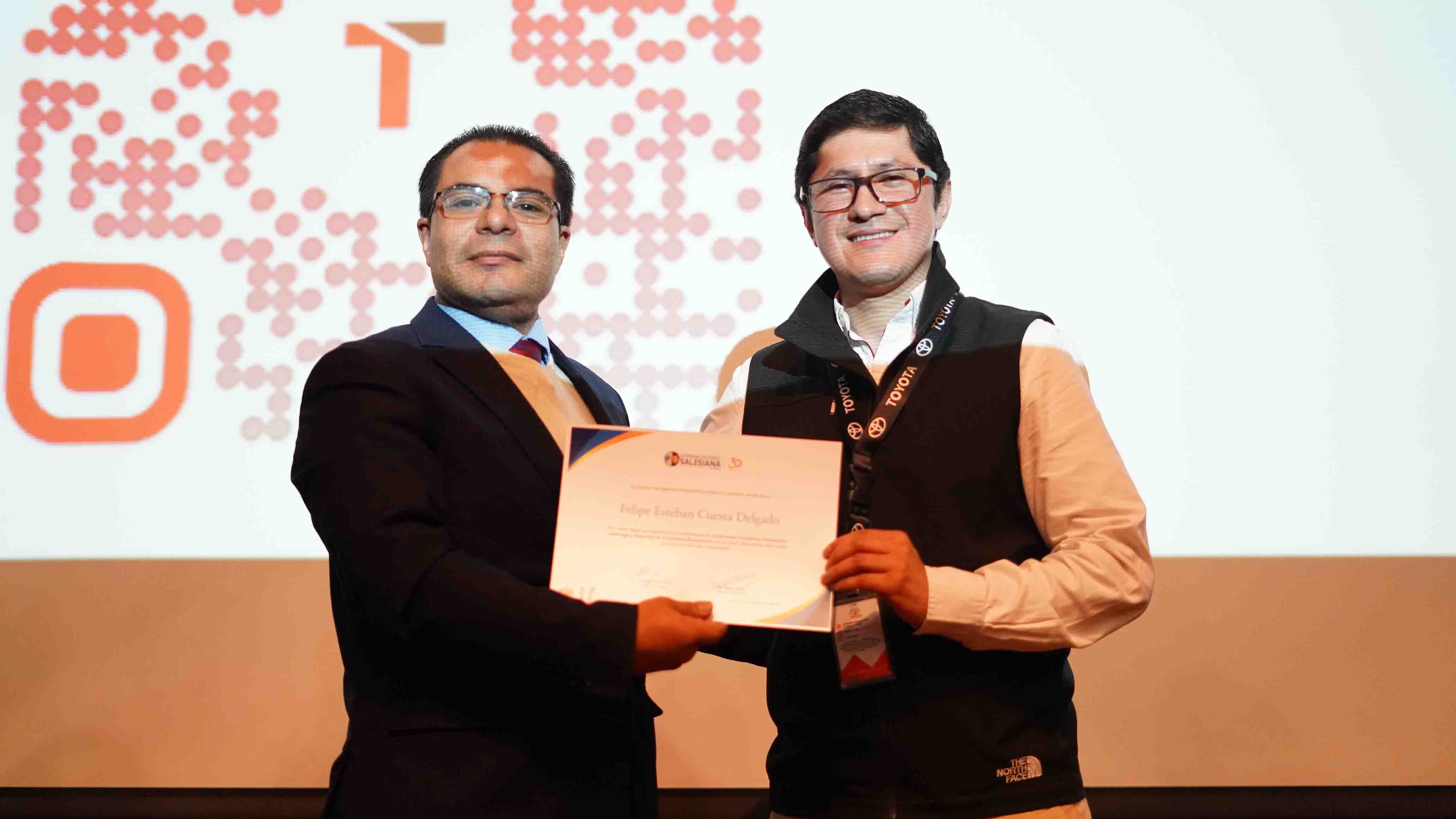 Ing, Willian Contreras entrega certificado a ponente invitado