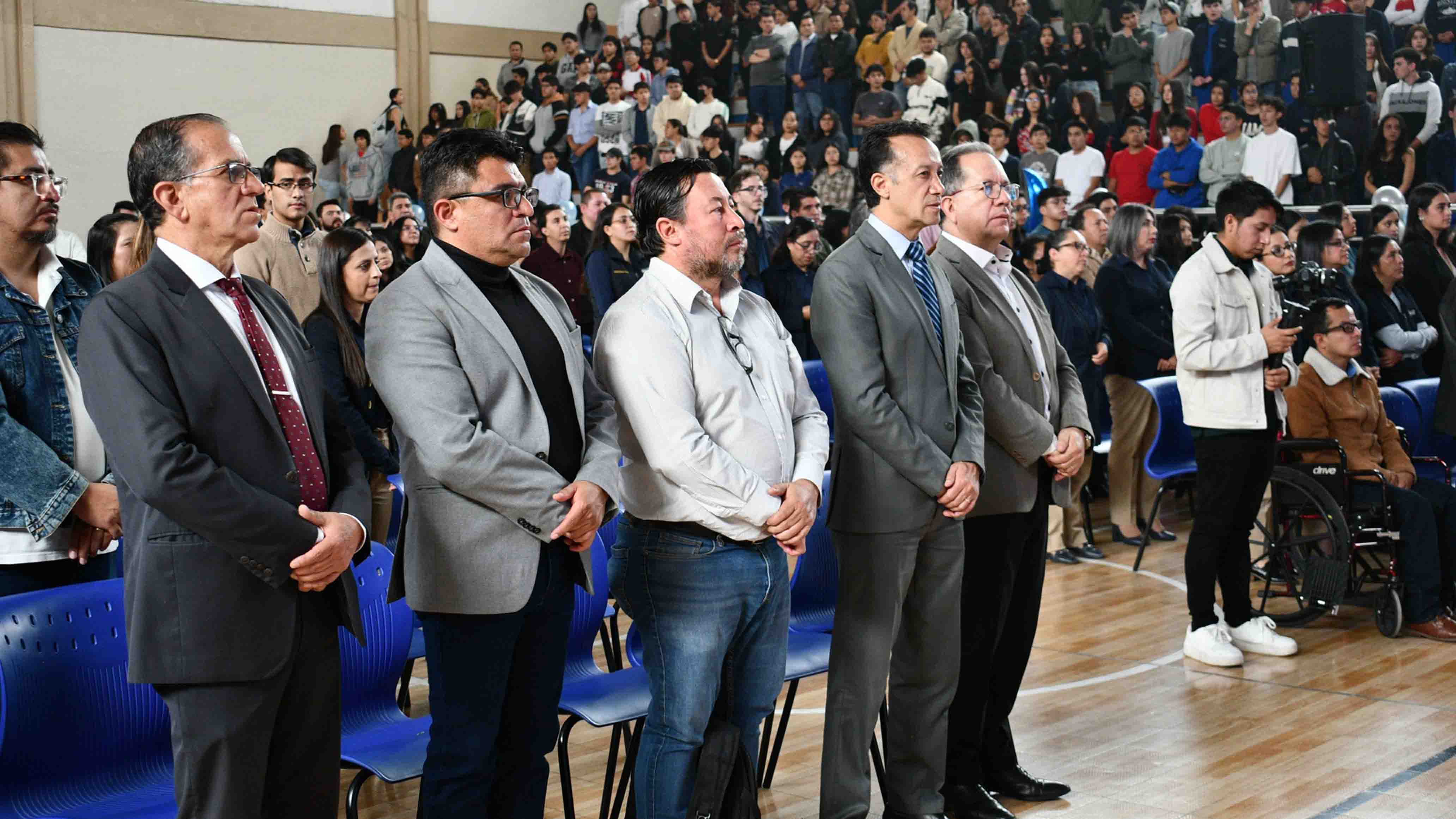 Docentes, autoridades y colaboradores de la institución durante la misa