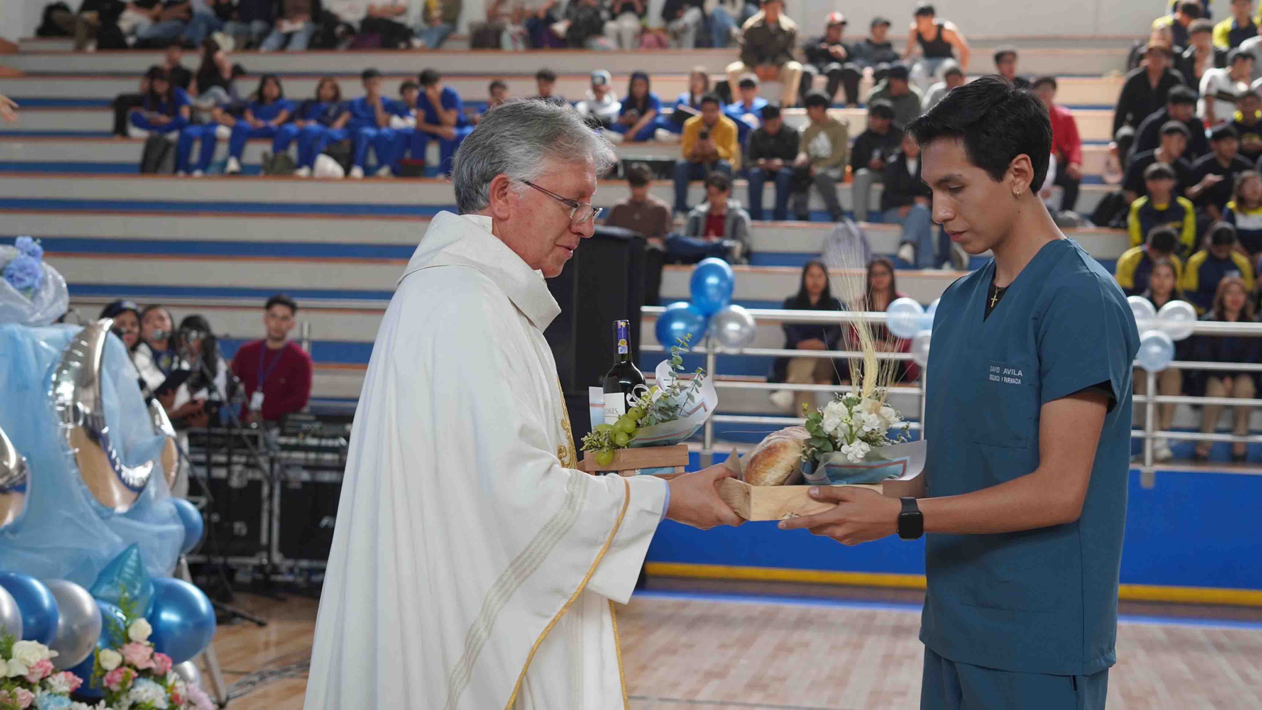 Padre Marcelo presidió la misa en  el Coliseo de la UPS en honor de la virgen La Inmaculada