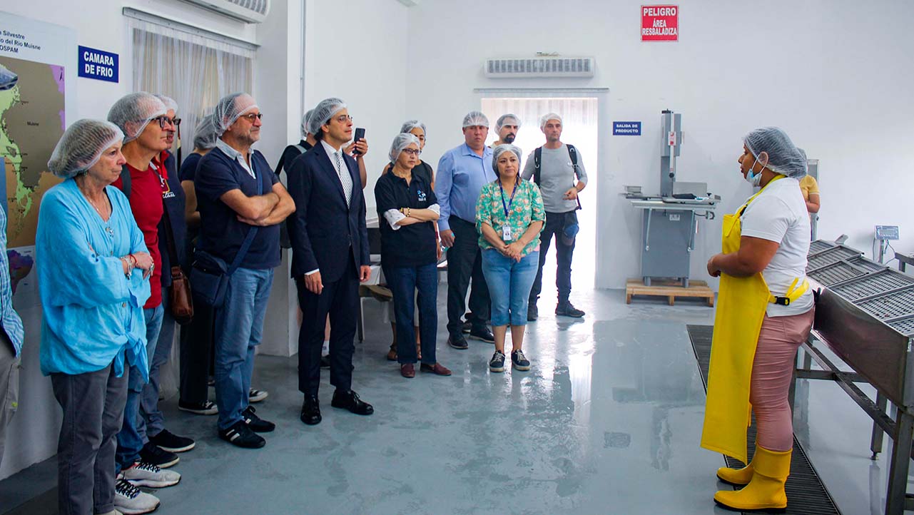 Visita de socios italianos de ISOSPAM y autoridades de la UPS a la Facilidad Pesquera de Cojimíes