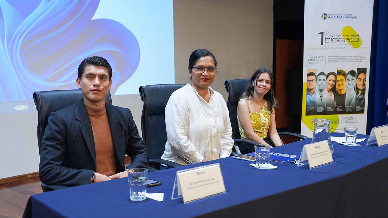 (De izq.) Andrés Escobar, coordinador del evento, Narcisa Medranda, Directora de la carrera de Diseño Multimedia, Isabela Gómez, presidenta de la FEUPS