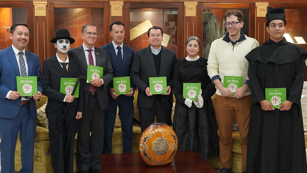 (De izq.) Esteban Inga, Charles Chaplin, Fernando Moscoso, Fernando Pesántez, P. Juan Cárdenas, Dolores J. Torres, Ángel Torres, Don Bosco