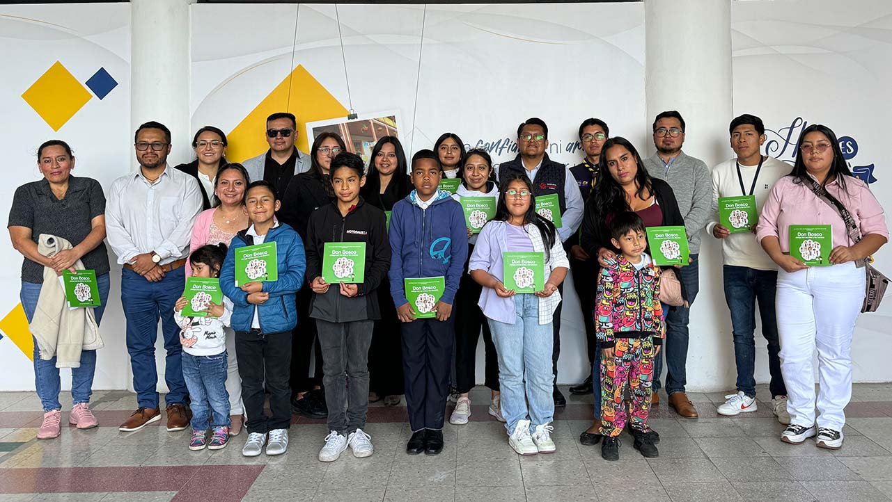 El libro también fue entregado a las obras escolares 