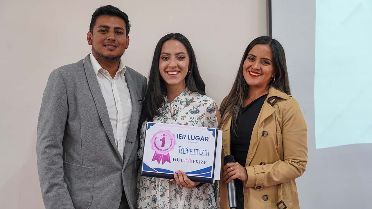 Equipo de RepelTech, ganadores del primer lugar, junto a la jueza Priscila Mora