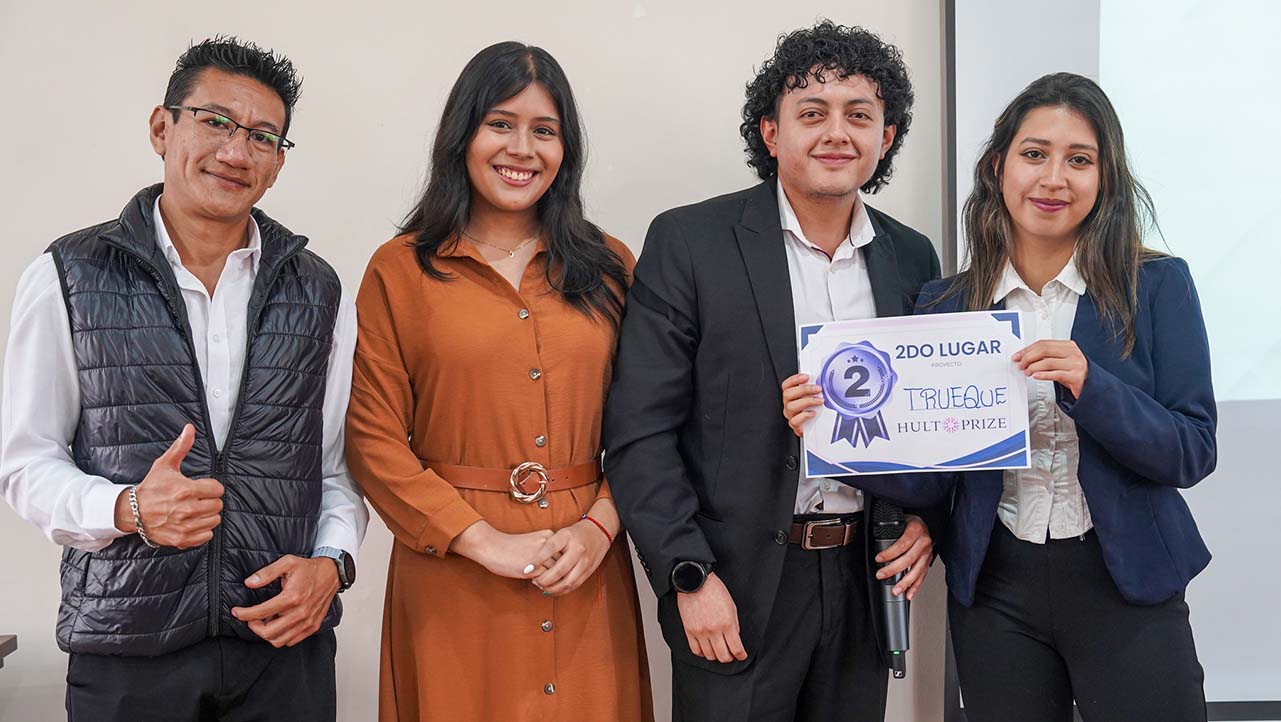 Equipo de Trueque, ganadores del segundo lugar, con el juez Adriel Beltrán