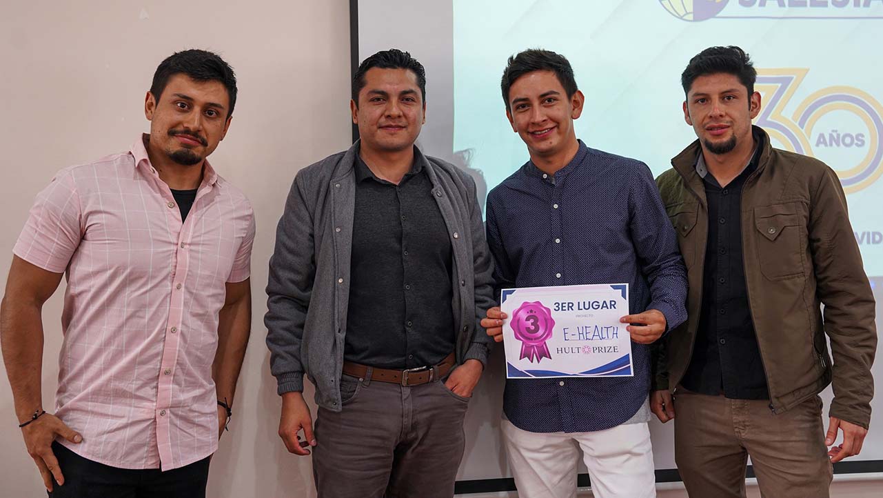 Equipo de E-Health, ganadores del tercer lugar, junto al juez Andrés Villarreal