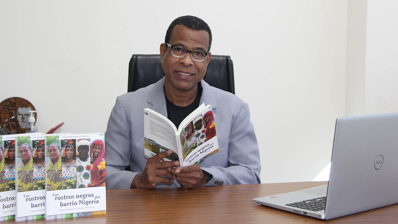 César Andrade with his book: 